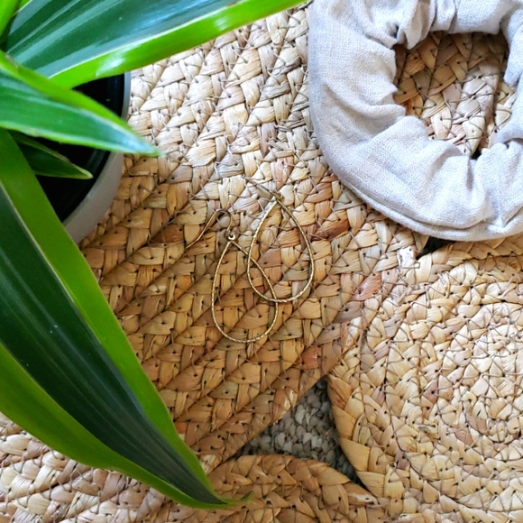 🖤 JustFab gold teardrop dangly earrings - Picture 2 of 3